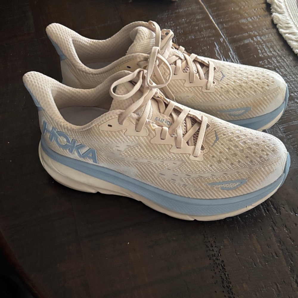 Hoka Clifton 9 Women's Athletic Cream and Blue 9.5 42 EUC (May fit women’s 10)